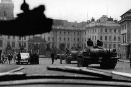 Sovětský tank na Hradčanském náměstí v Praze, 21. srpna 1968