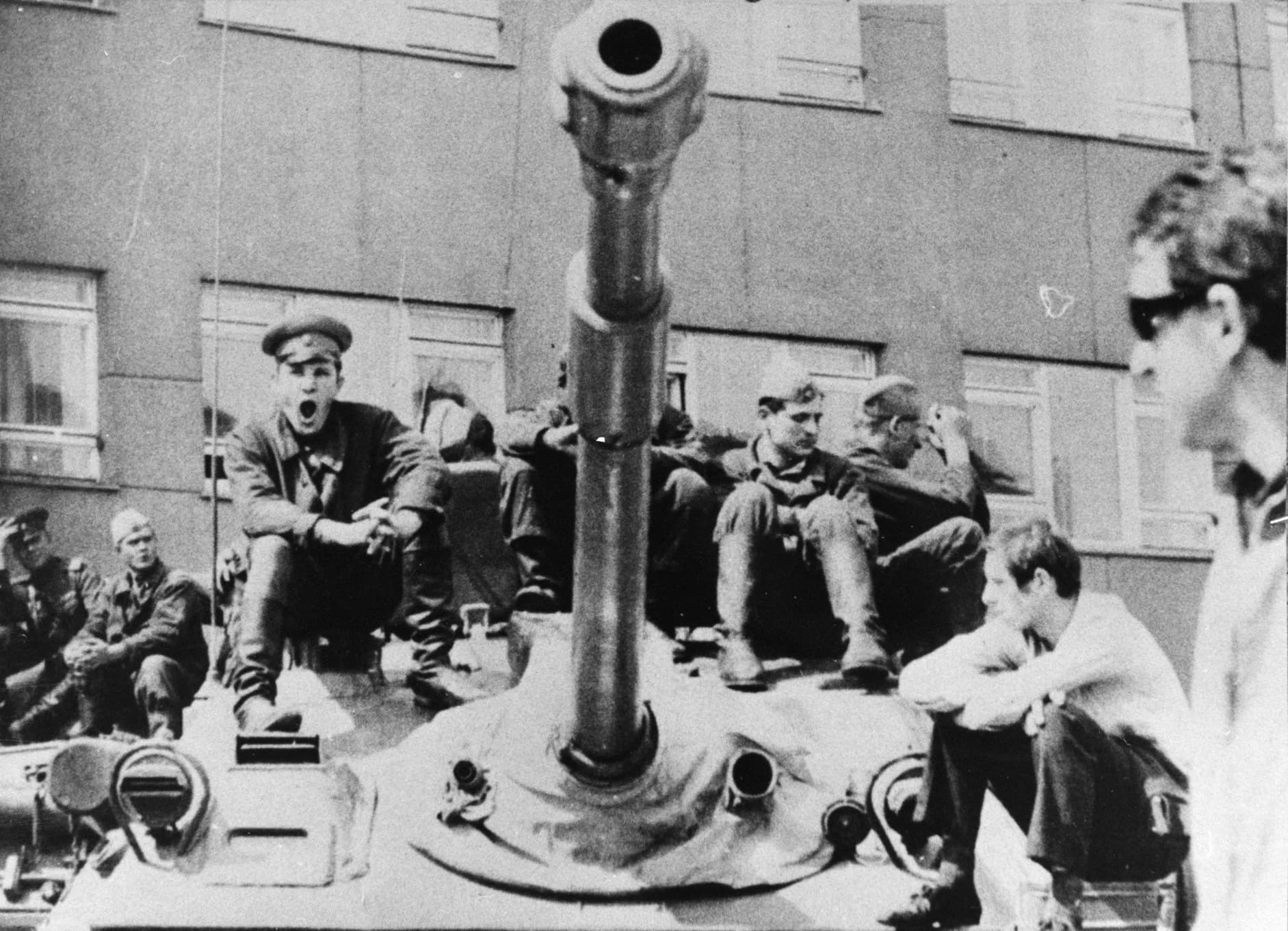 Sovětští vojáci a civilisté na tanku v Praze v srpnu 1968