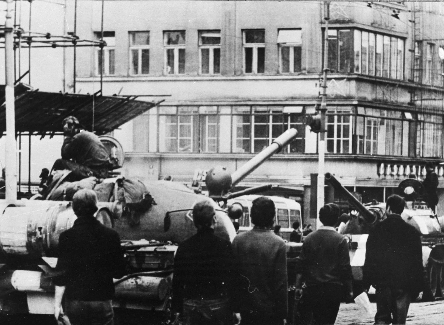 Sovětská obrněná vozidla v ulicích Prahy v srpnu 1968